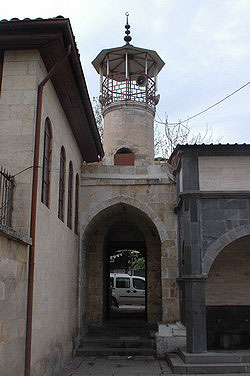 Altından yol geçen Tekke Camisi minaresi.